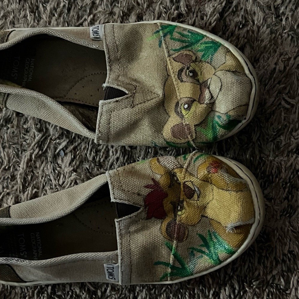 TOMS Kids' Beige Slip-On Sneakers with Lion Print
